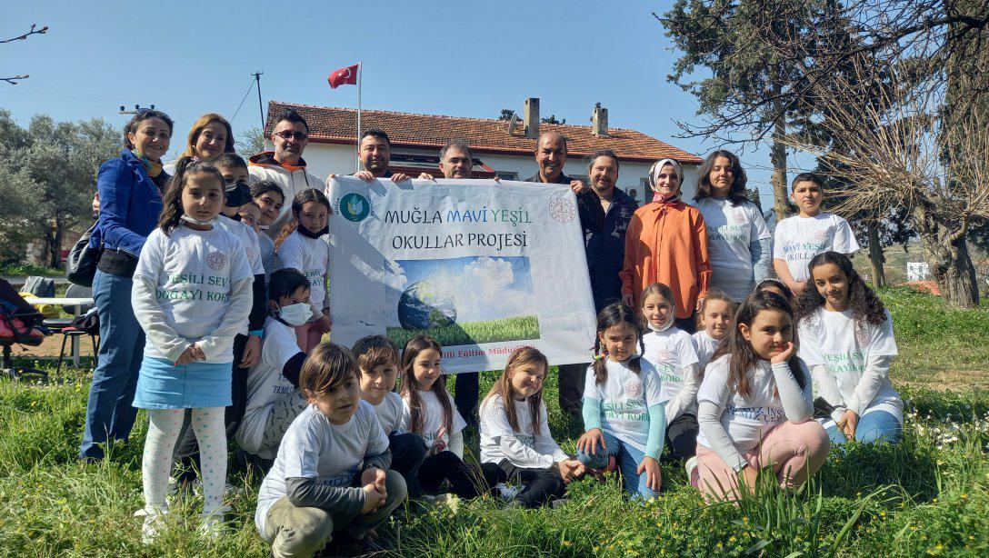 'Muğla Mavi Yeşil Okullar' Projesi Kapsamında İlçe Milli Eğitim Müdürlüğümüzün Bahçesinde 25 Adet Harnup Fidanı Toprakla Buluşturuldu