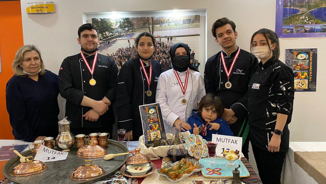 Osmanlı Mutfağı Yemek Yarışmasında İlimizi Temsil Eden Özcan Yılmaz Mesleki ve Teknik Anadolu Lisesi Öğrencilerimiz 5 Gümüş Madalya İle Döndü